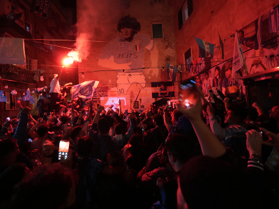 Fanúšikovia Neapola oslavujú zisk titulu