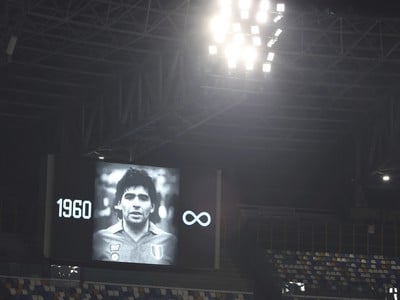 Na štadióne v Neapole si uctili pamiatku Diega Maradonu