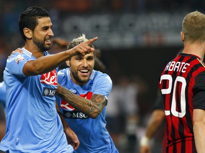 Miguel Britos oslavuje svoj gól do siete Milána