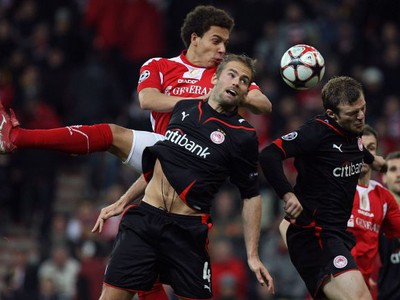 Momentka zo zápasu St. Liege - Olympiakos