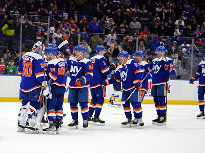 Hráči New Yorku Islanders oslavujú výhru