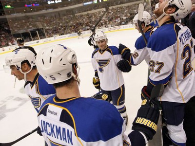 Kris Russell po skórovaní s hráčmi