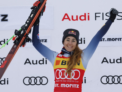 Na snímke talianska lyžiarka Sofia Goggiová oslavuje víťazstvo v super-G žien Svetového pohára v alpskom lyžovaní vo švajčiarskom stredisku St. Moritz