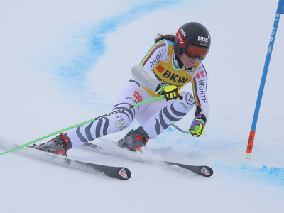 Na snímke nemecká lyžiarka Kira Weidleová na trati v super-G žien Svetového pohára v alpskom lyžovaní vo švajčiarskom stredisku St. Moritz 