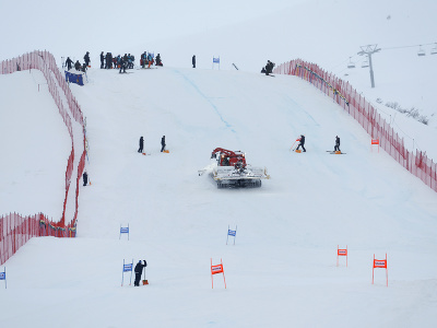Personál sa snaží upraviť svah na trati pred pretekmi Svetového pohára alpských lyžiarok v super-G vo švajčiarskom St. Moritzi