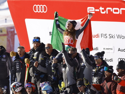 Talianska lyžiarka Sofia Goggiová oslavuje triumf v zjazde v St. Moritzi