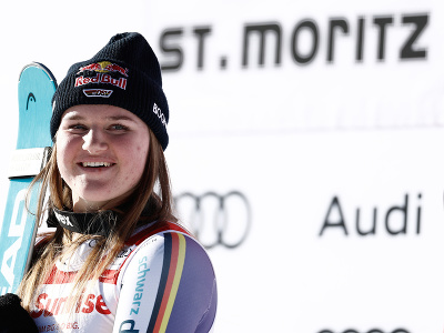 Nemka Emma Aicherová pózuje na pódiu po triumfe 