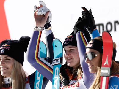 Nemka Emma Aicherová (uprostred) pózuje po triumfe v zjazde Svetového pohára a