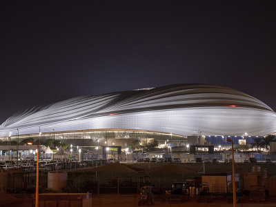 Na snímke futbalový štadión Al-Džanúb v katarskom meste Wakra