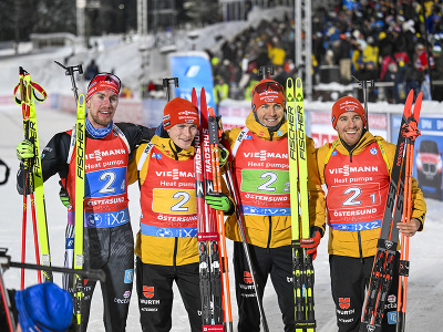 Na snímke nemeckí biatlonisti Johannes Kühn, Benedikt Doll, Philipp Nawrath a David Zobel obsadili 3. miesto v štafete na 4x7,5 km na Svetovom pohári vo švédskom Östersunde