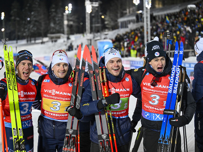 Na snímke francúzski biatlonisti Quentin Fillon Maillet, Claude Fabien, Emilien Jacquelin a Eric Perrot sa radujú z druhého miesta v štafete na 4x7,5 km na Svetovom pohári vo švédskom Östersunde