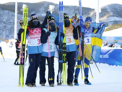 Švédske biatlonistky Linn Perssonová, Mona Brorssonová, Hanna Öbergová a Elvira Öbergová sa tešia zo zisku zlatej medaily v štafete žien na 4x6 km na ZOH v Pekingu