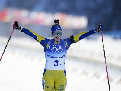 Švédska biatlonistka Elvira Öbergová sa teší v cieli v štafete žien na 4x6 km na ZOH v Pekingu 16. februára 2022