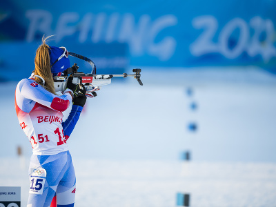 Na snímke slovenská biatlonistka Ivona Fialková strieľa počas pretekov mix štafety na zimných olympijských hrách ZOH 2022