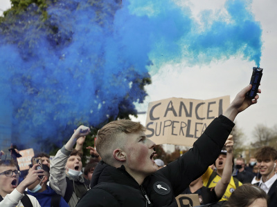 Fanúšikovia protestujú pred štadiónom Stamford Bridge