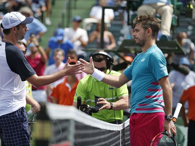 Na snímke vpravo švajčiarsky tenista Stanislas Wawrinka postúpil do 3. kola na turnaji ATP v americkom Miami, keď v zápase druhého kola zdolal Argentínčana Horacia Zeballosa (vľavo) 