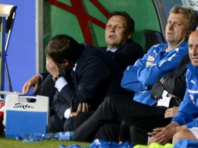 Veľavravný pohľad na lavičku: Stanislav Griga, Michal Hipp a tréner brankárov Miroslav Mentel 