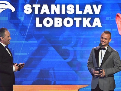 Na snímke vpravo slovenský futbalový reprezentant a stredopoliar talianskeho SSC Neapol Stanislav Lobotka, ktorý získal Cenu fanúšika v ankete Futbalista roka 2022