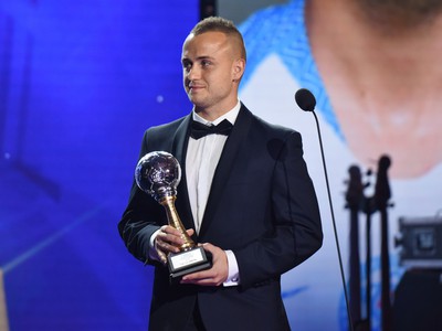 Stanislav Lobotka pózuje s cenou za tretie miesto počas vyhlásenia ankety Futbalista roka 2018