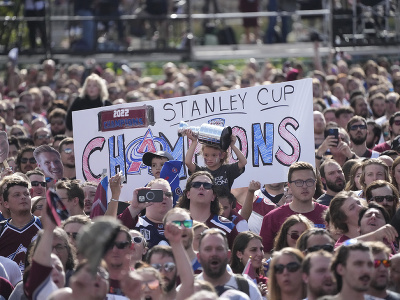 Pol milióna fanúšikov oslavovalo s hráčmi Colorada zisk Stanleyho pohára