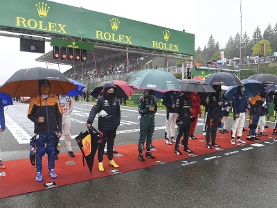 Pretekári pózujú pred štartom Veľkej ceny Belgicka automobilov F1 na okruhu Spa-Francorchamps