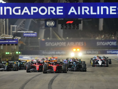 Štart Veľkej ceny Singapuru F1 na okruhu Marina Bay