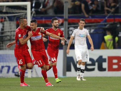 Constantin Budescu (v strede) so spoluhráčmi oslavuje gól Steaui