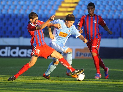 Zľava: Stef Wijlaars zo Senice, Filip Hlohovský zo Slovana a Rolando Blackburn zo Senice