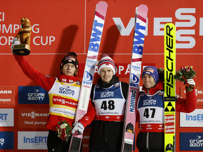 Nórsky skokan na lyžiach Halvor Egner Granerud (uprostred) pózuje na pódiu po víťazstve v pretekoch Svetového pohára v poľskom Zakopanom. Druhý skončil domáci pretekár Dawid Kubacki (vľavo), pódium doplni Stefan Kraft z Rakúska (vpravo).