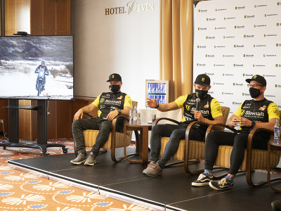 Najúspešnejší slovenský motocyklový jazdec Štefan Svitko (uprostred), tímový mechanik Zlatko Novosád (vľavo) a fyzioterapeut Jakub Kmeťo (vpravo) odpovedajú na otázky novinárov  počas tlačovej konferencie po návrate zo 44. ročníka Rely Dakar v Bratislave