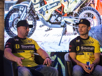 Na snímke zľava hlavný mechanik SLOVNAFT Teamu Zlatko Novosad a  motocyklový pretekár Štefan Svitko