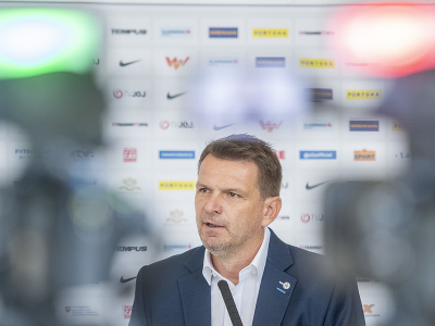 Tréner futbaliovej reprezentácie Slovenska Štefan Tarkovič počas hodnotiacej tlačovej konferecie po majstrovstvách Európy