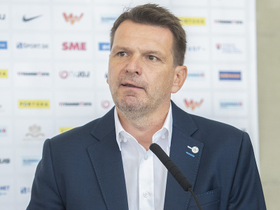 Tréner futbaliovej reprezentácie Slovenska Štefan Tarkovič počas hodnotiacej tlačovej konferecie po majstrovstvách Európy