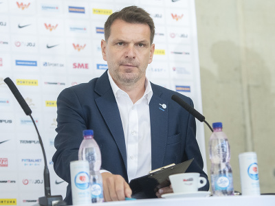 Tréner futbalovej reprezentácie Slovenska Štefan Tarkovič počas hodnotiacej tlačovej konferecie po majstrovstvách Európy