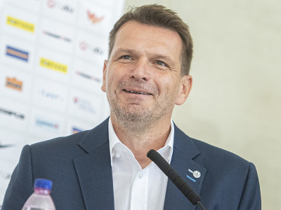 Tréner futbalovej reprezentácie Slovenska Štefan Tarkovič počas hodnotiacej tlačovej konferecie po majstrovstvách Európy