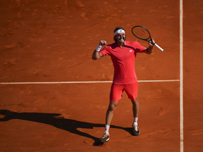 Grécky tenista Stefanos Tsitsipas oslavuje víťazstvo nad Talianom Jannikom Sinnerom v semifinále dvojhry na antukovom turnaji ATP Masters 1000 v Monte Carle