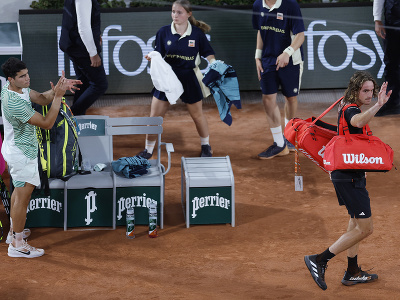Grécky tenista Stefanos Tsitsipas odchádza z kurtu za potlesku Carlosa Alcaraza