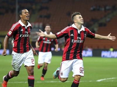 Stephan El Shaarawy a Urby Emanuelson oslavujú gól do siete Cagliari
