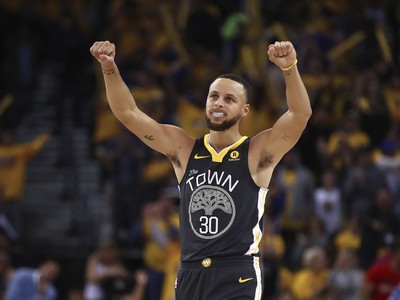 Hráč Warriors Stephen Curry oslavuje kôš