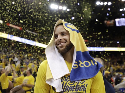 Hráč Goldenu State Warriors Stephen Curry sa usmieva po víťazstve nad Houstonom Rockets