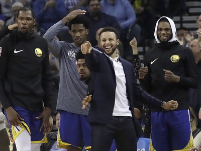 Zranený hráč Warriors Stephen Curry oslavuje kôš