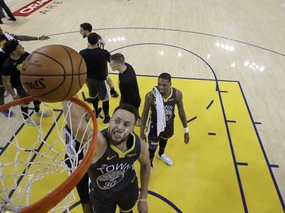 Hráč Warriors Stephen Curry hádže loptu do koša