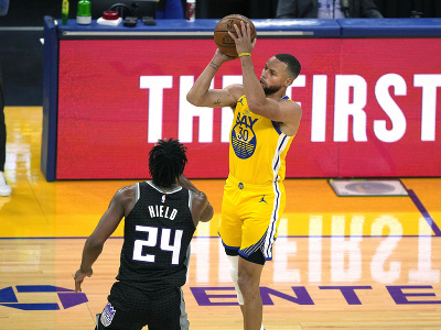 Basketbalista Golden State Warriors Stephen Curry (vpravo) strieľa kôš