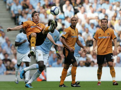 Stephen Ward v akcii proti Manchester City