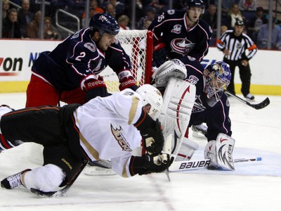 Steve Mason blokuje strelu od Jasona Blakea