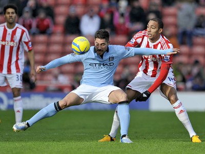 Javi García a Steven Nzonzi v súboji o loptu
