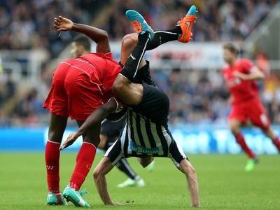 Steven Taylor (vpravo) a Mario Balotelli v súboji o loptu