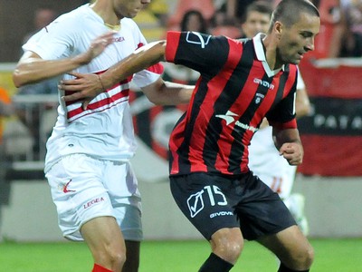 Hráč Trnavy Stevo Nikolic a Hráč Zlatých Moraviec Milan Bortel