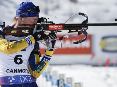 Švédsky biatlonista Sebastian Samuelsson počas streľby v stíhacích pretekoch na 12,5 km