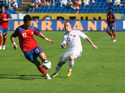 Stoch bojuje o loptu so Segaresom
